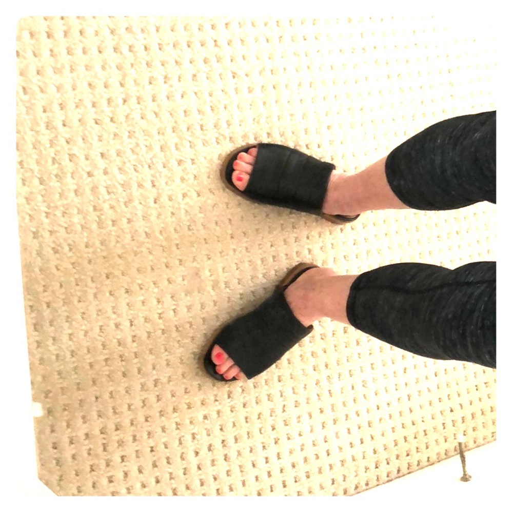 Gentle Souls slide. Black leather.